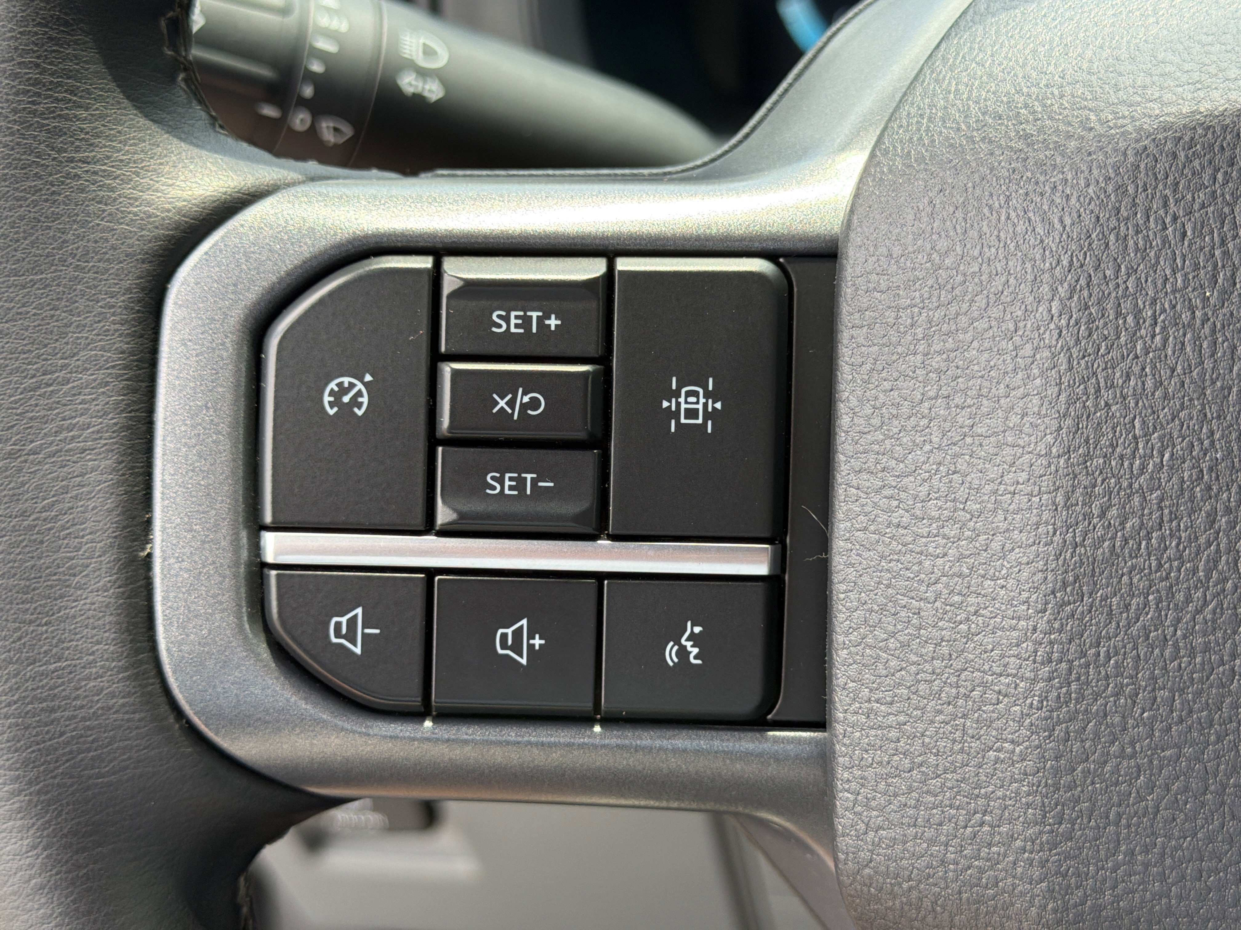 Used 2025 Black Metallic Ford XLT image 25