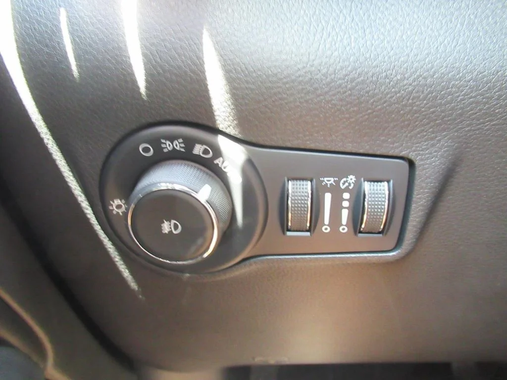 New 2026 Diamond Black Crystal Pearl-Coat Exterior Paint Jeep Latitude Altitude image 21