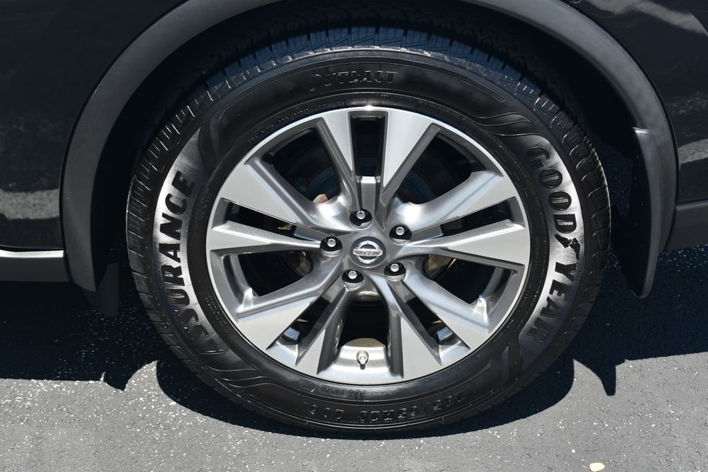 Used 2016 Magnetic Black Nissan SL image 8