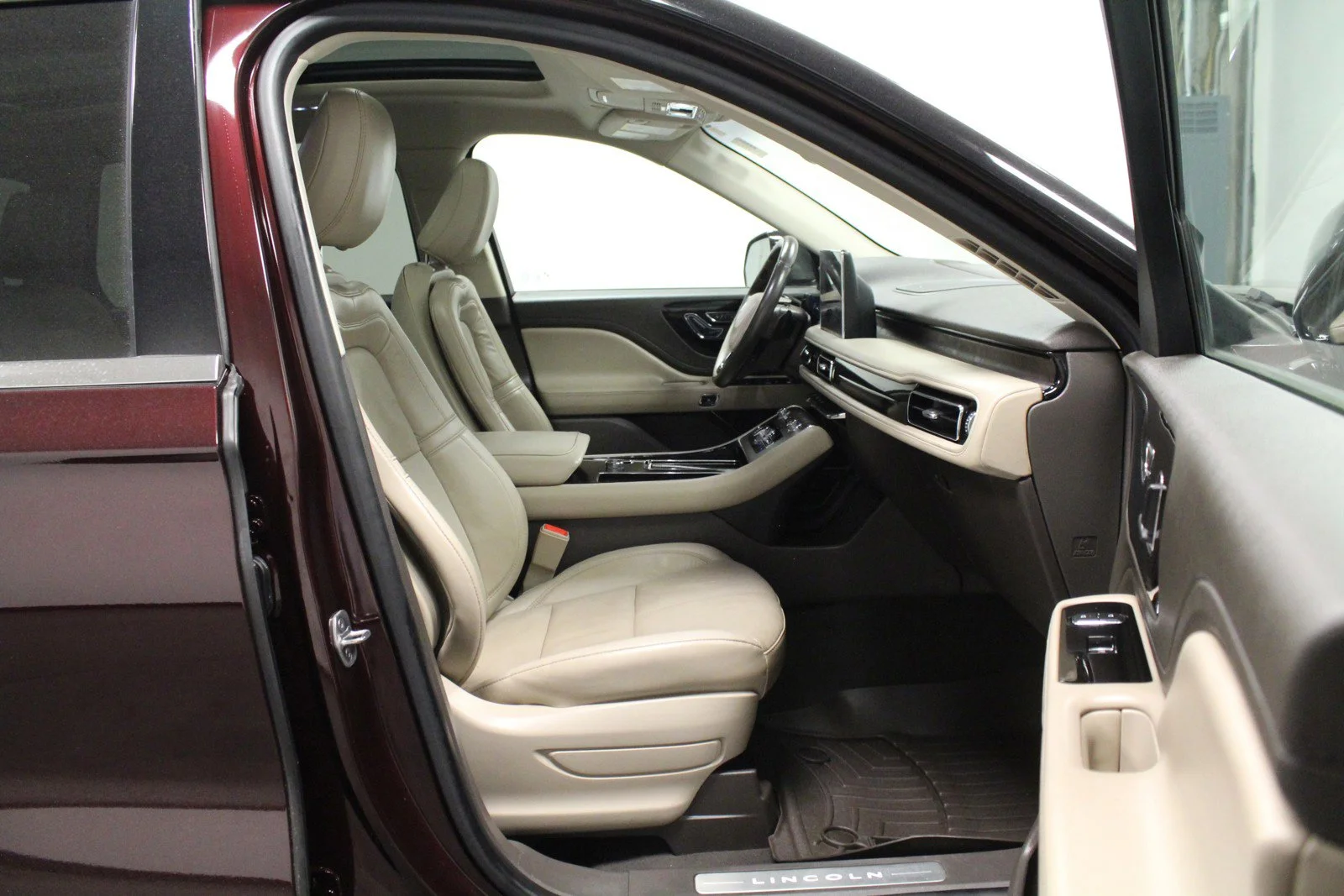 Used 2022 Burgundy Velvet Metallic Tinted Clearcoat Lincoln Reserve image 17
