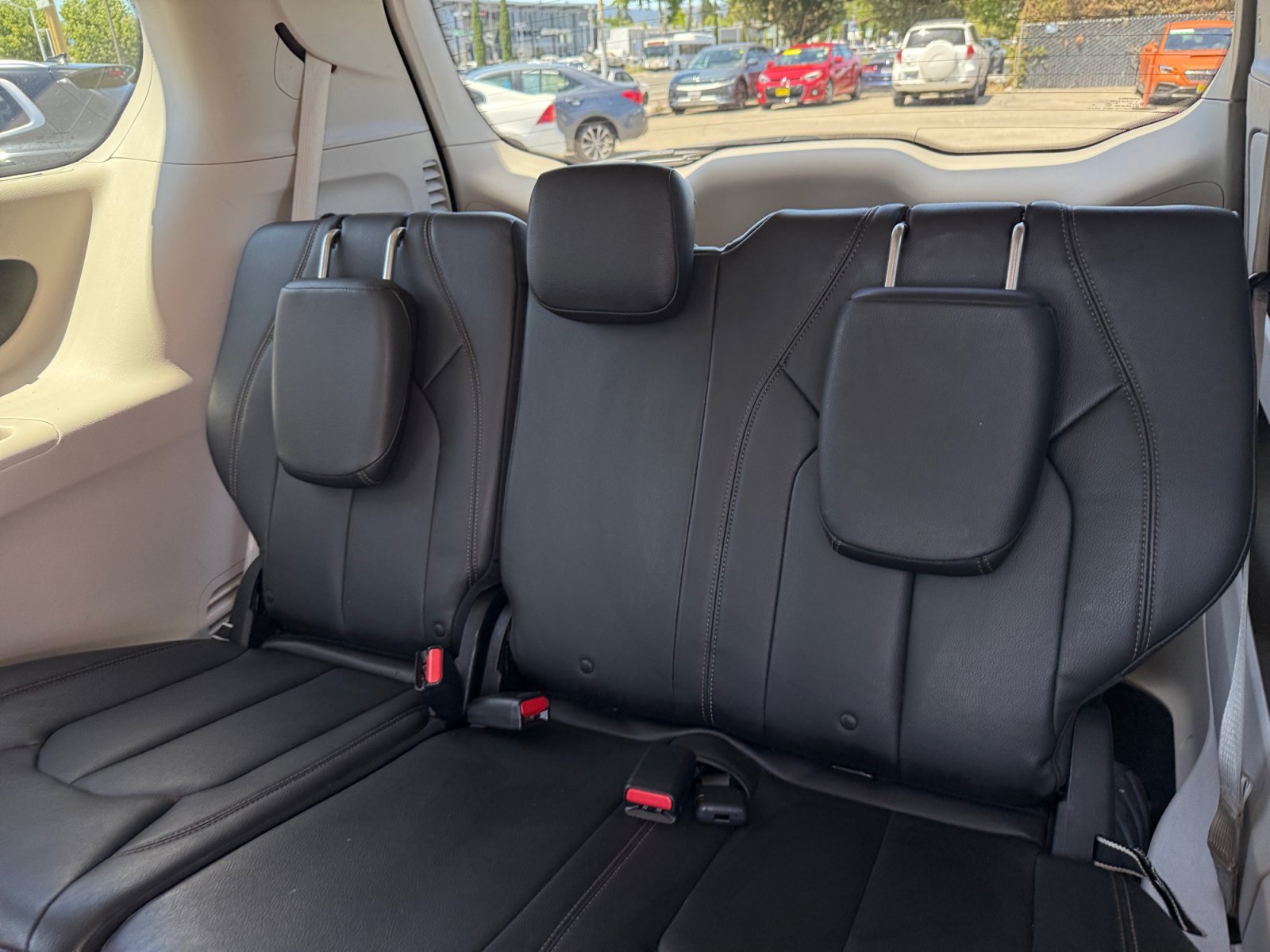 Used 2017 Molten Silver Chrysler Touring L image 21