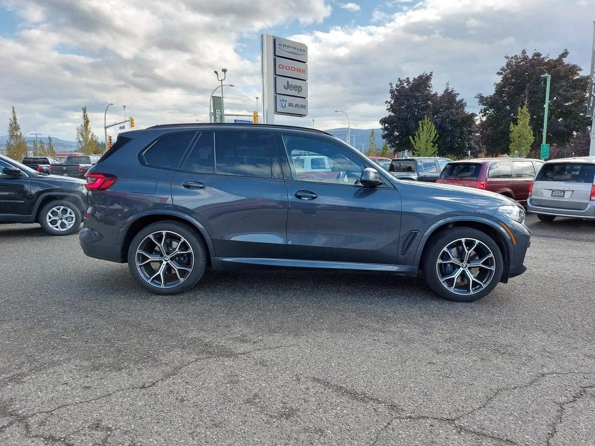 Used 2022 Blue BMW xDrive40i Sports Activity Vehicle image 5