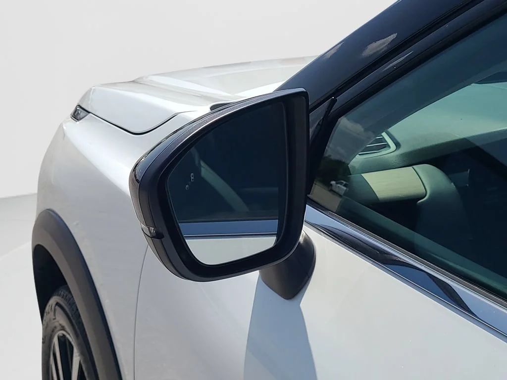Used 2025 White Nissan Platinum FWD image 24