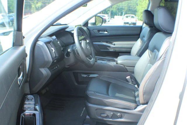 Used 2024 Pearl White Tricoat Nissan SL image 13