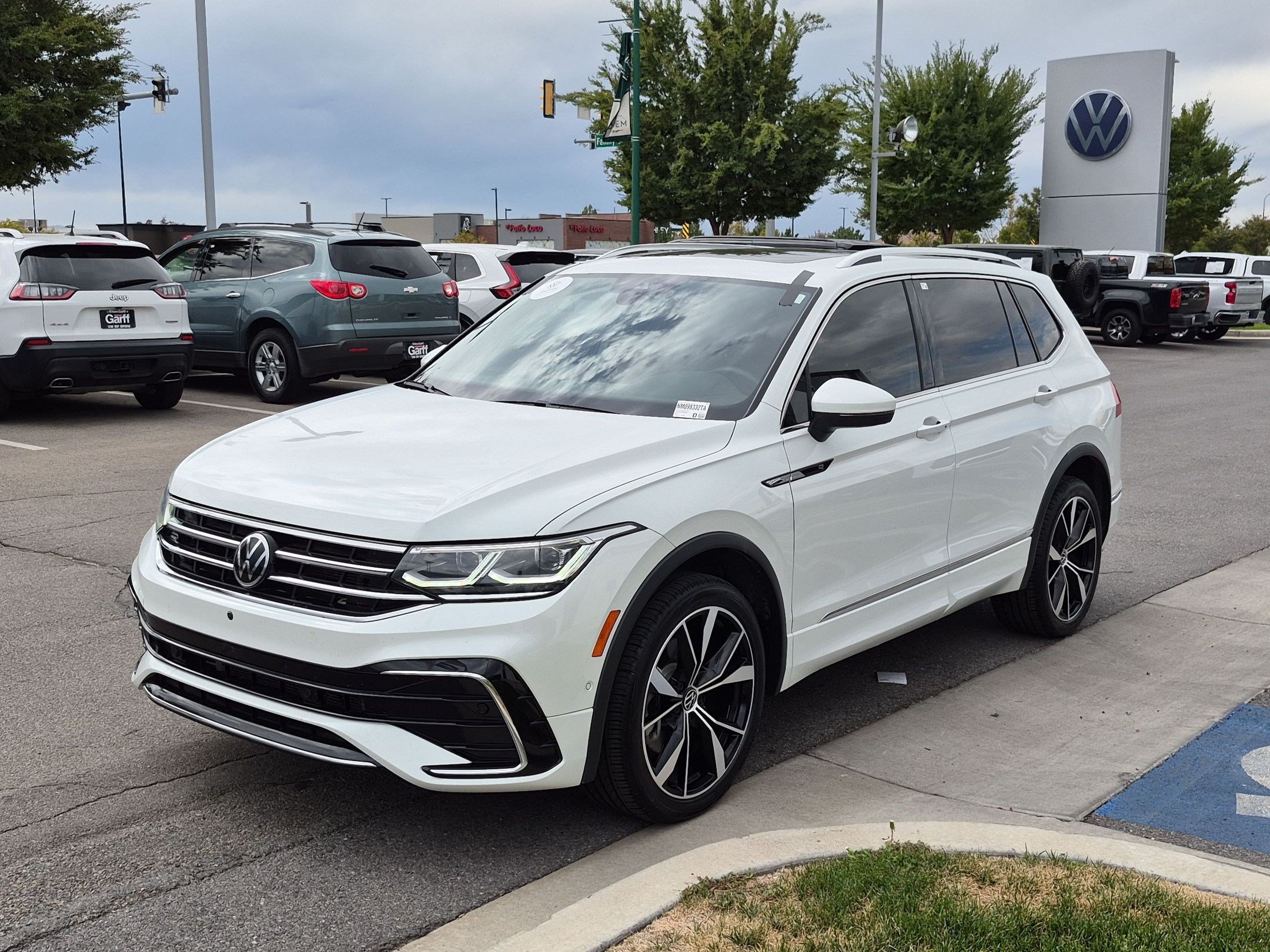 Used 2022 Pure White Volkswagen SEL R-Line image 9