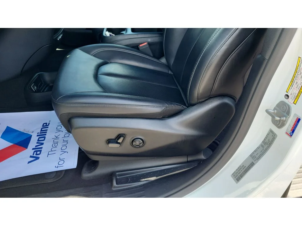 Used 2025 Bright White Clearcoat Chrysler Select image 21