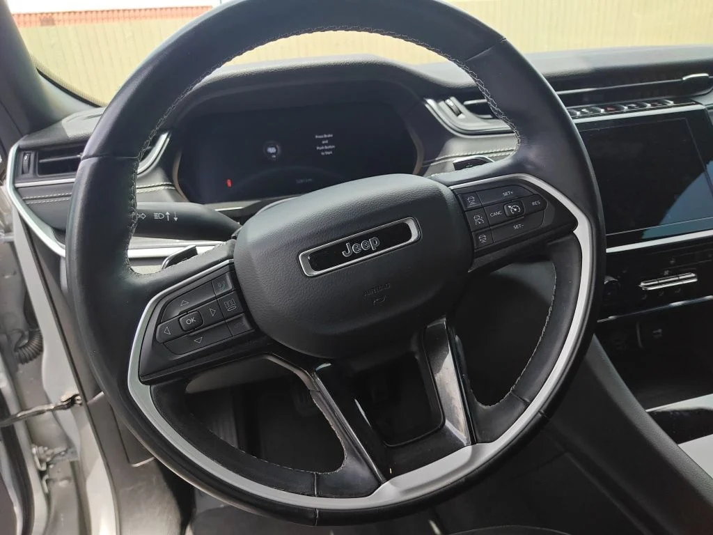 Used 2021 Silver Jeep Altitude image 11