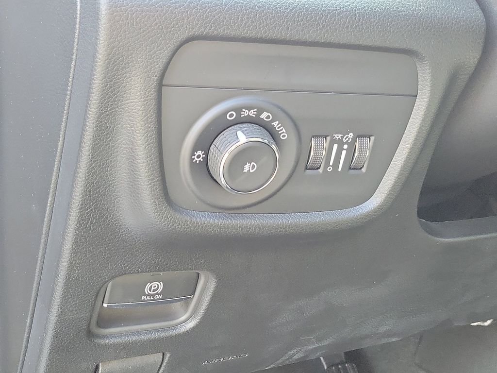 New 2026 Silver Zynith Exterior Paint Jeep Limited image 16