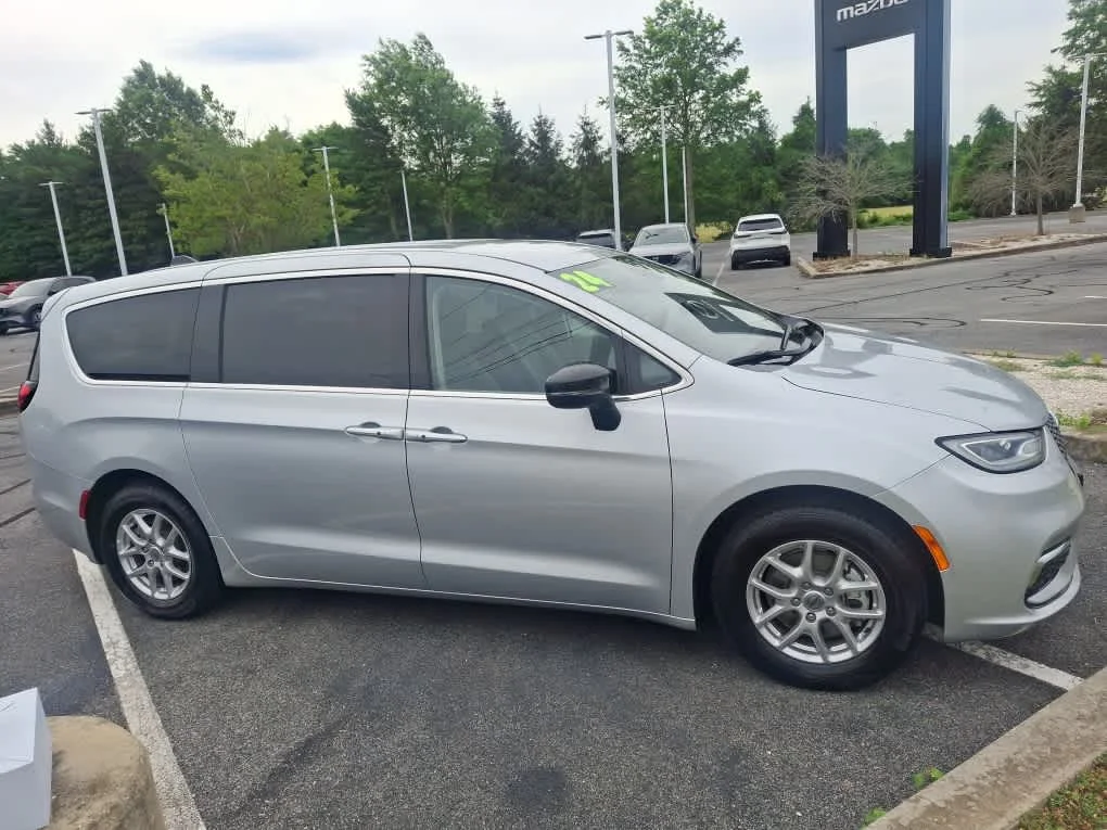 Used 2024 Silver Mist Clearcoat Chrysler Touring L image 3