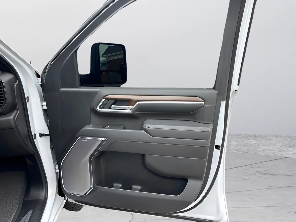 Used 2025 Pearl Chevrolet High Country image 34