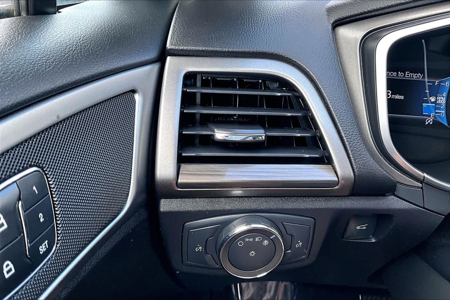 Used 2018 Magnetic Ford SE image 36