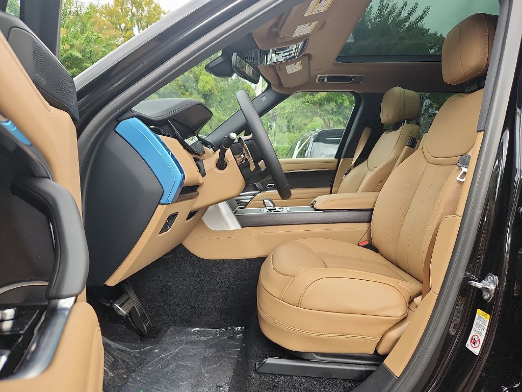 New 2027 Santorini Black Land Rover SE image 6