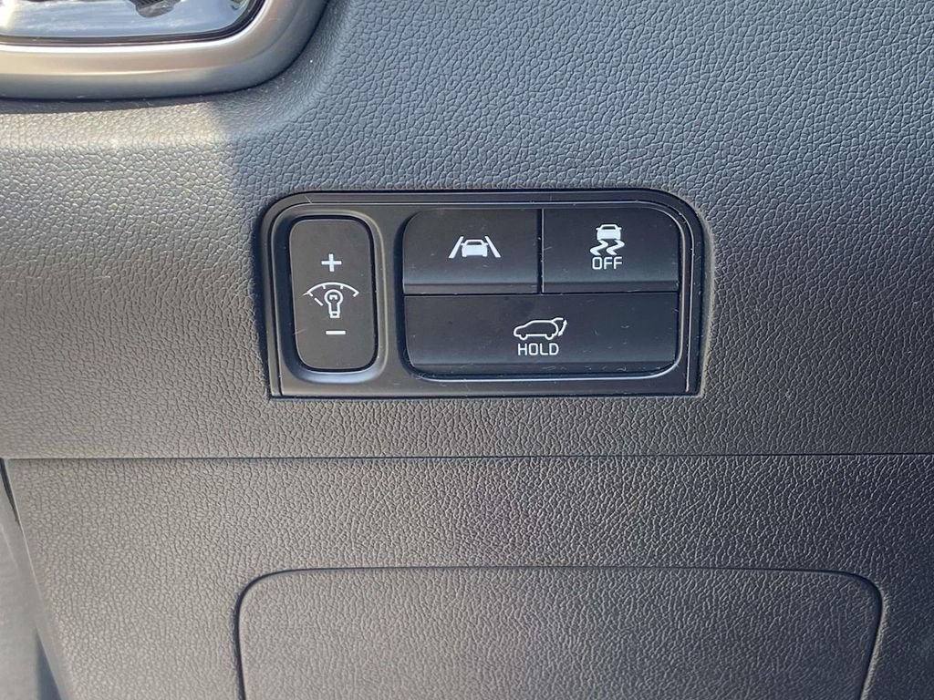 Used 2022 White Kia SX image 30