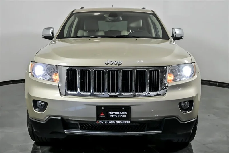 Used 2011 White Gold Clear Coat Jeep Limited image 4