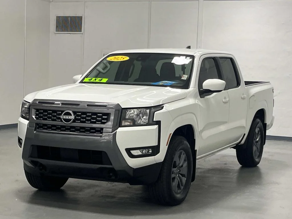 Used 2025 Glacier White Nissan SV CREW CAB 4X4 3.8L V6 1 Owner image 4
