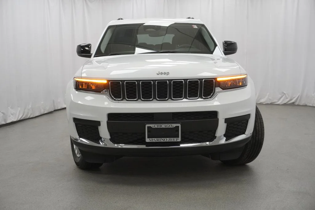 Used 2023 White/off-white Jeep Laredo image 8