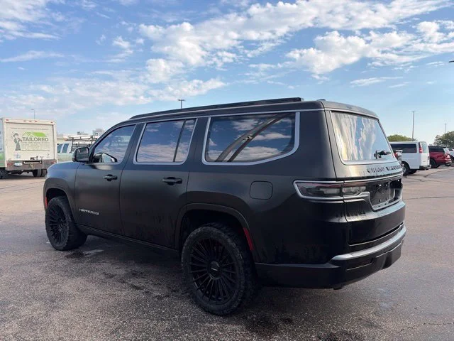 Used 2024 Diamond Black Crystal Pearlcoat Jeep Series III Obsidian image 5