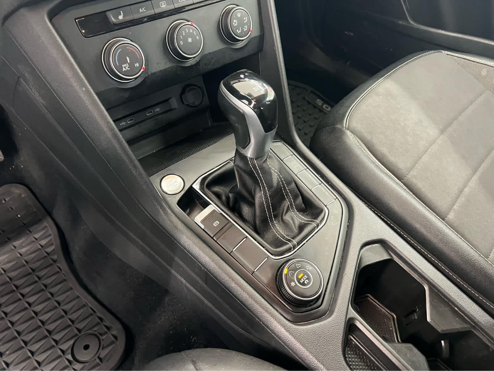 Used 2022 Pure White Volkswagen SE image 19