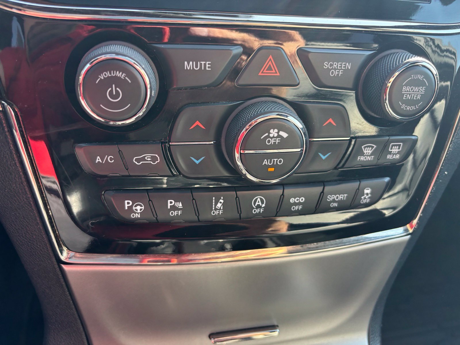 Used 2020 Diamond Black JEEP Overland image 21