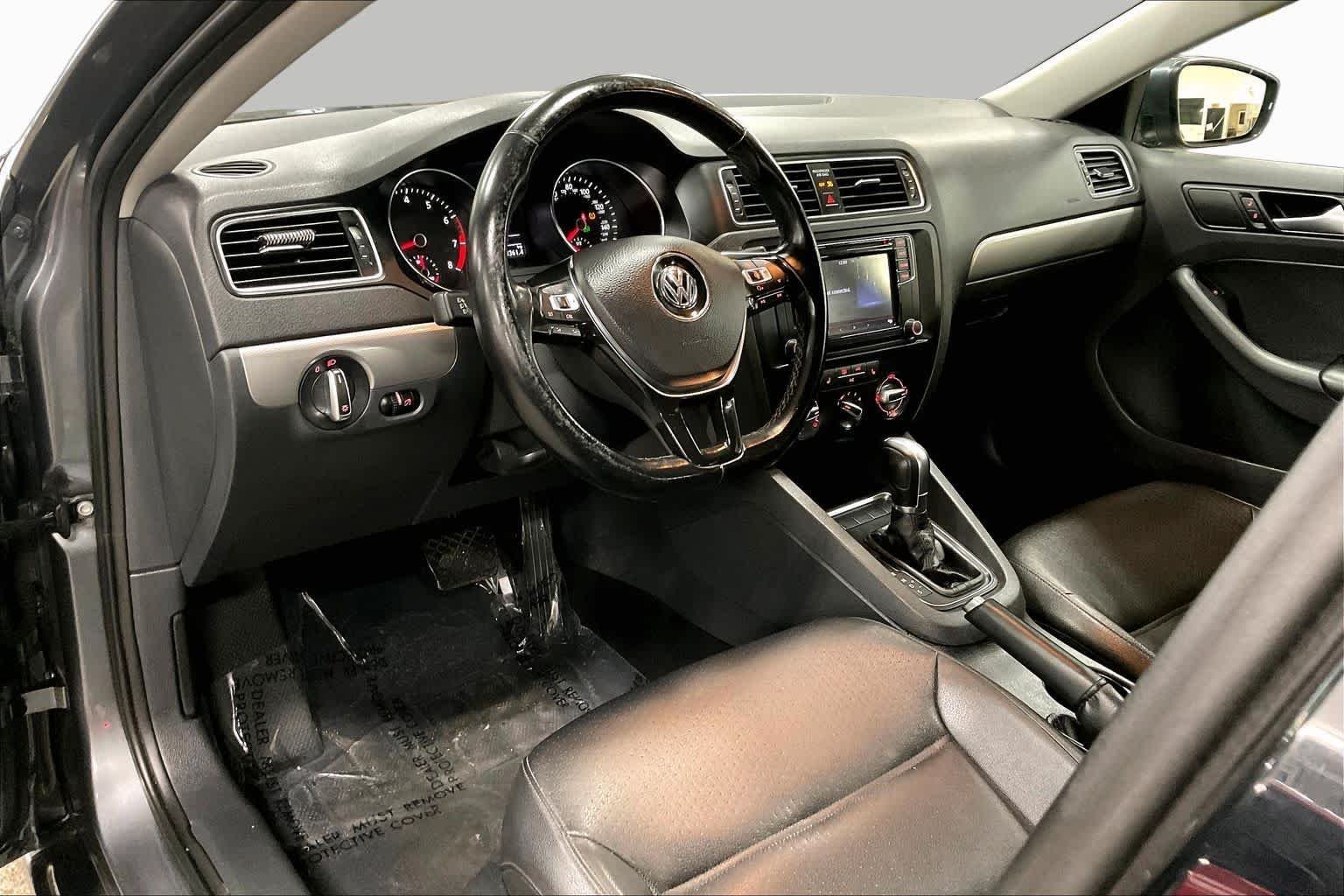 Used 2017 Platinum Gray Metallic Volkswagen 1.4T SE image 18