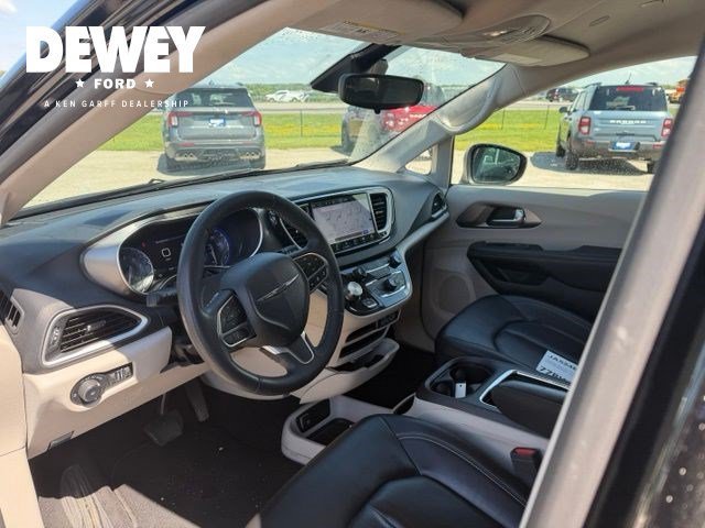 Used 2023 Brilliant Black Crystal Pearlcoat Chrysler Touring L image 16