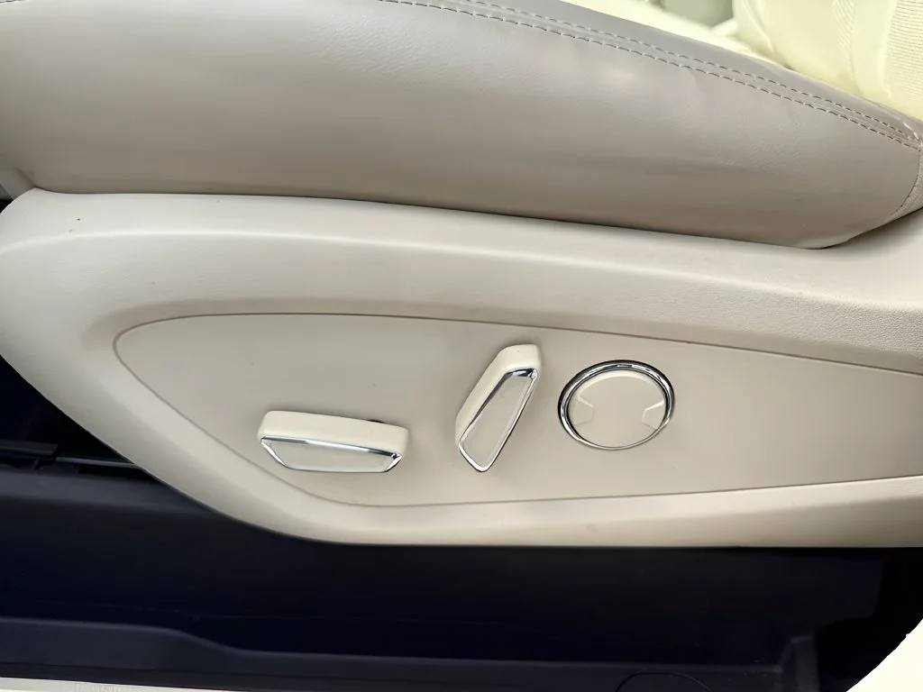 Used 2015 White Lincoln Base image 10