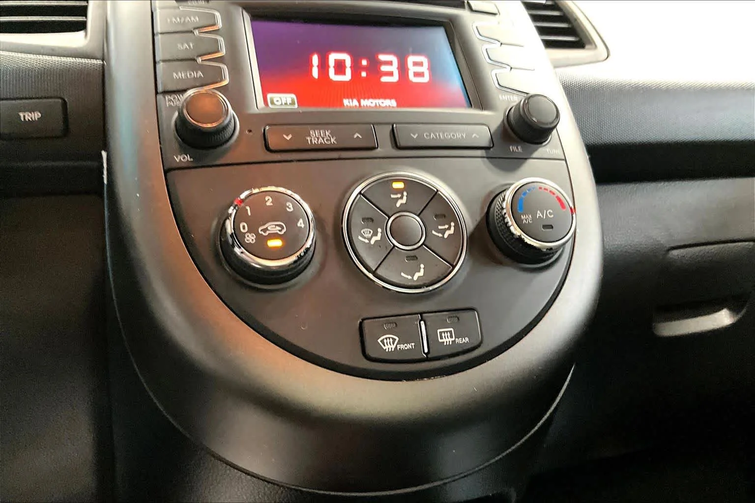 Used 2012 Titanium Pearl Metallic Kia + image 33