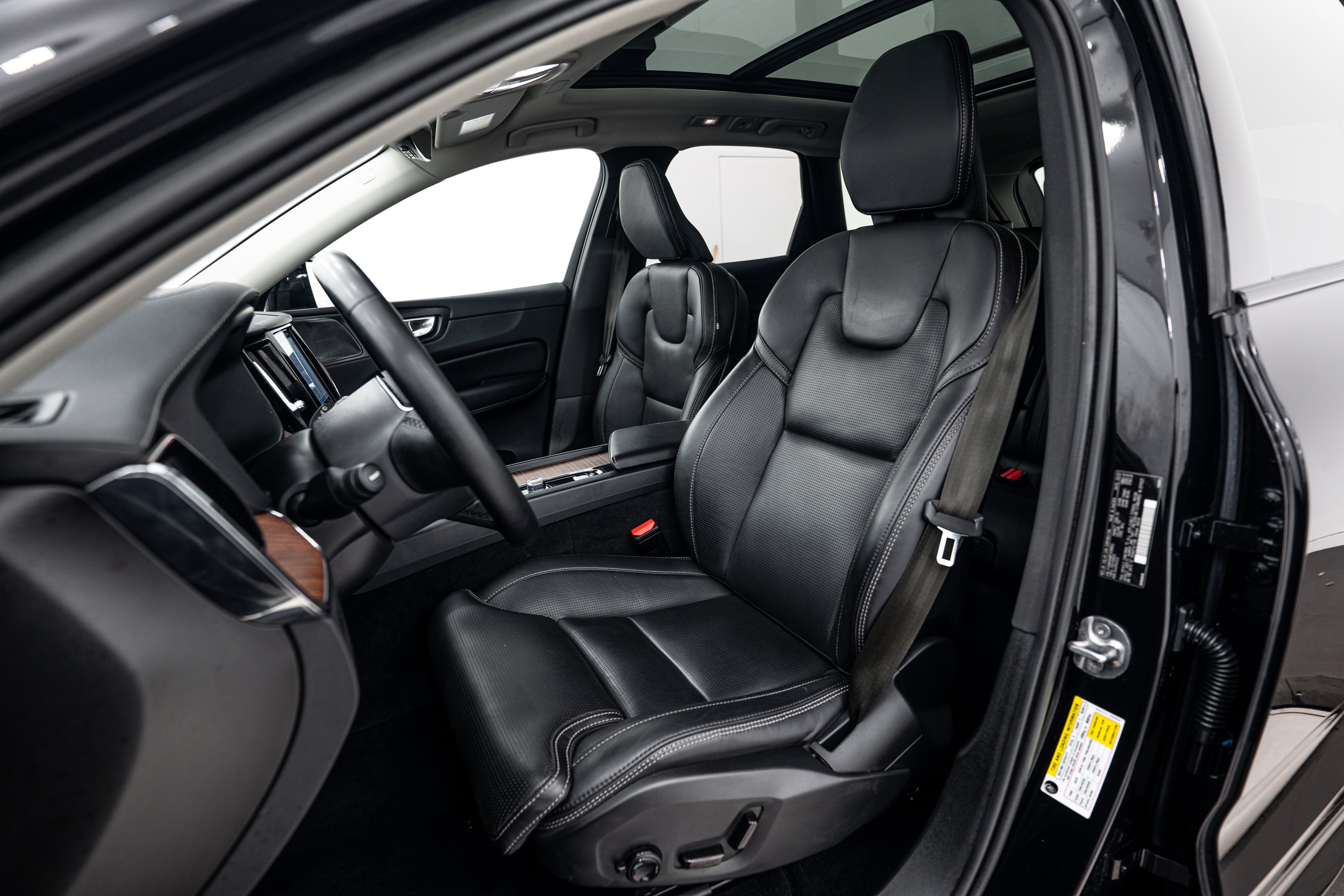 Used 2023 Onyx Black Metallic Volvo Ultimate Dark Theme image 16