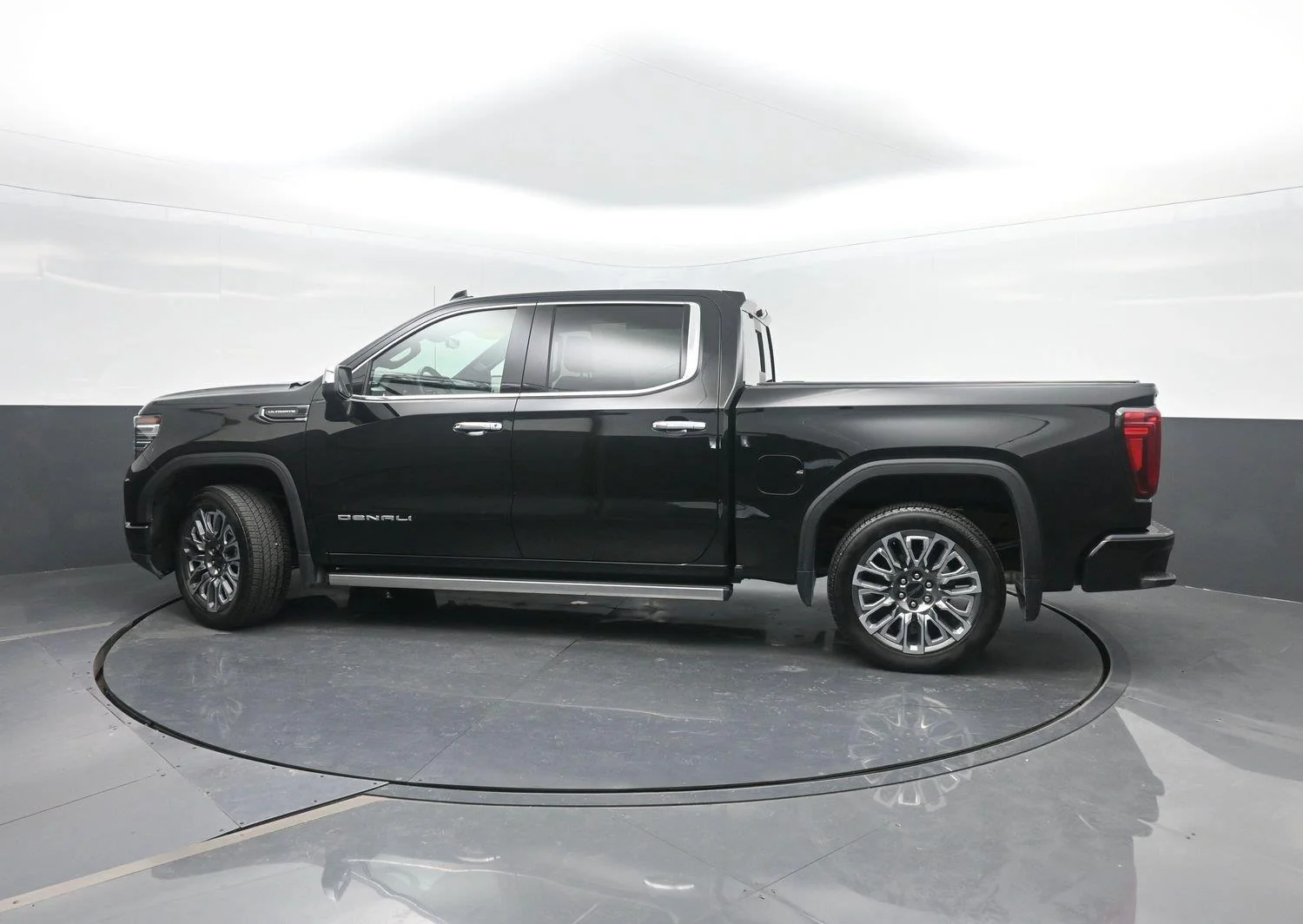 Used 2025 Onyx Black GMC Denali Ultimate image 46
