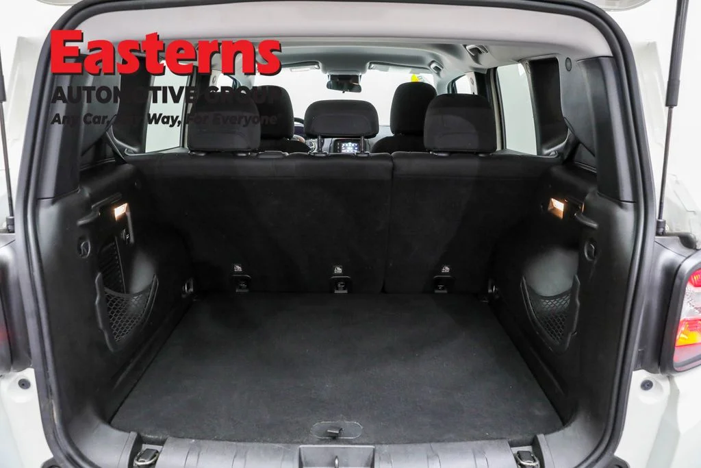Used 2017 White Jeep Latitude image 9