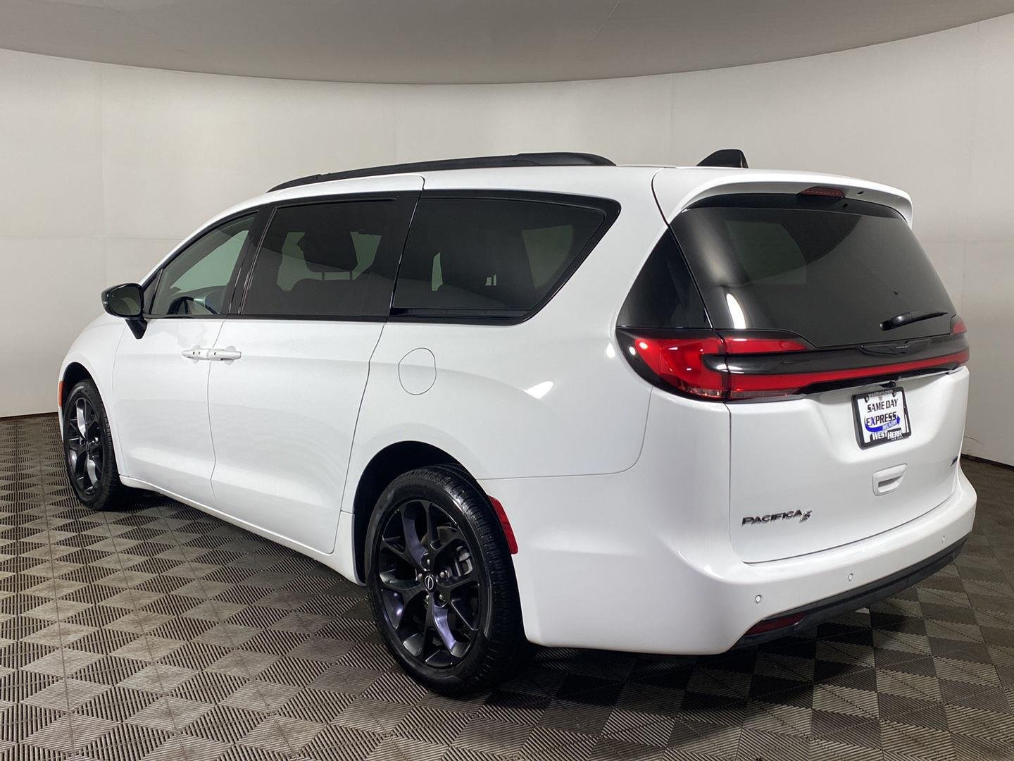 Used 2026 Bright White Clearcoat Chrysler Select AWD image 4