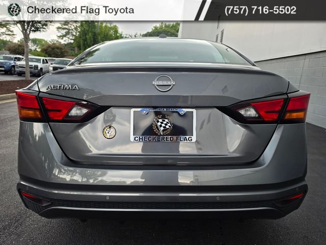 Used 2025 Gun Metallic Nissan 2.5 SV image 4