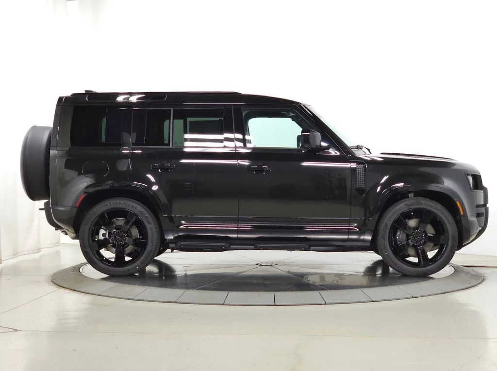 New 2026 Santorini Black Land Rover X-Dynamic SE image 8
