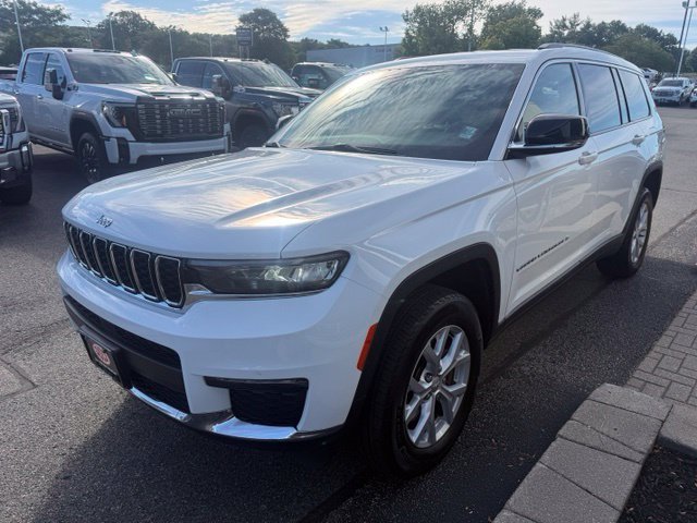 Used 2023 White/off-white Jeep Limited image 3
