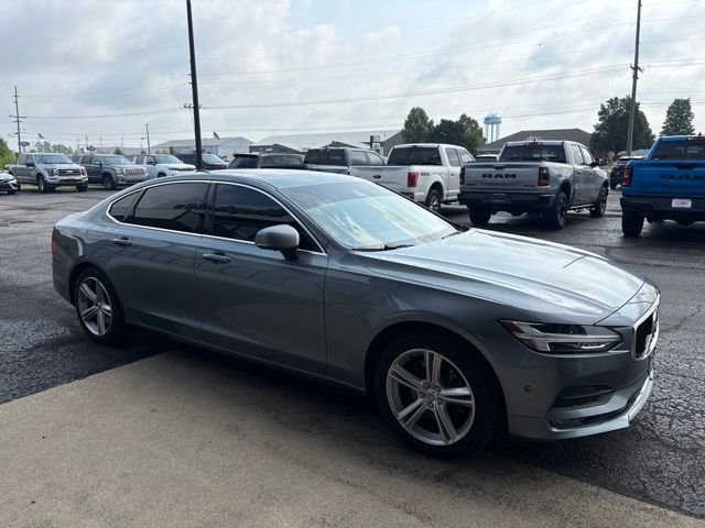 Used 2018 Gray Volvo T5 Momentum image 8