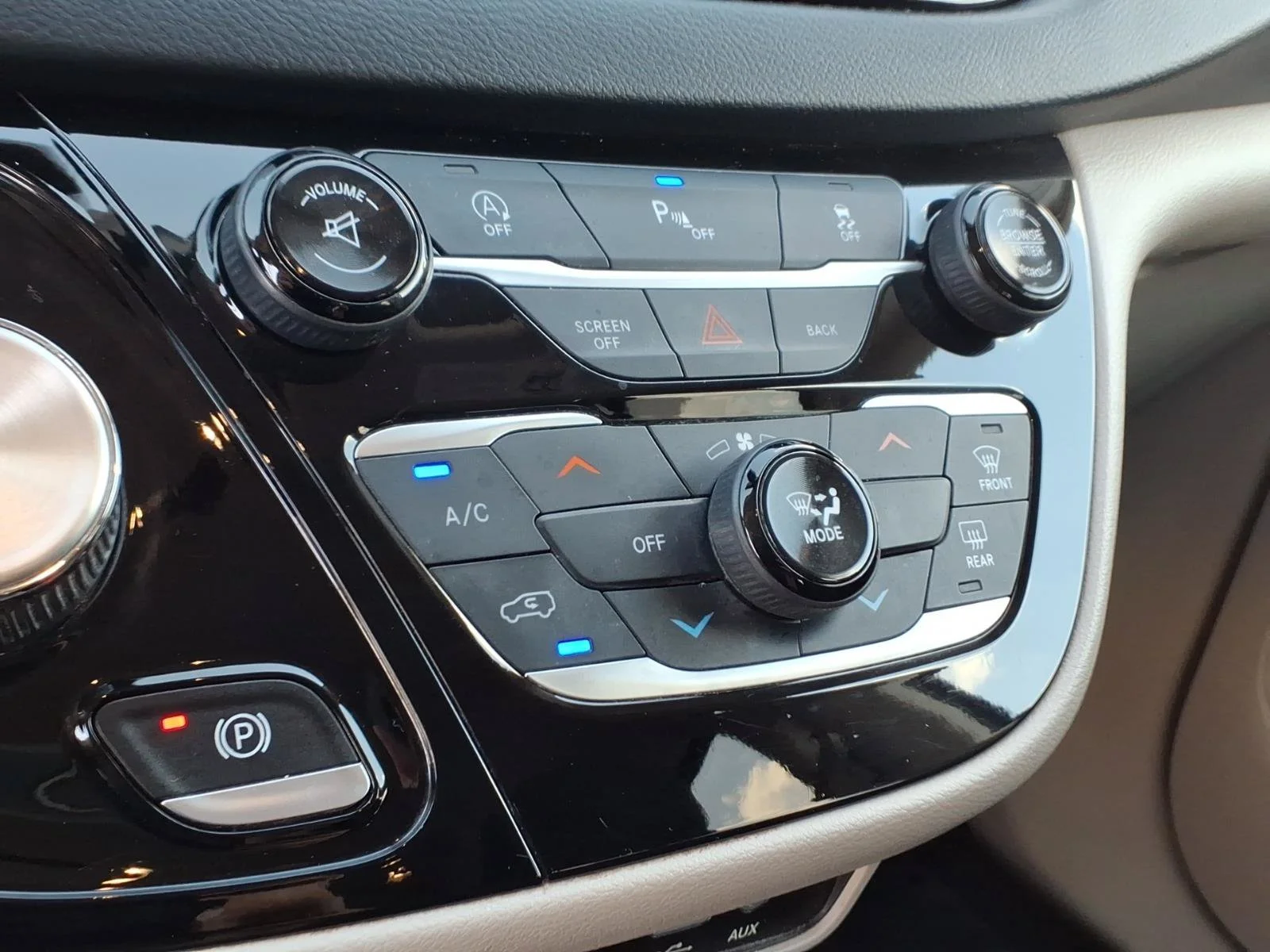 Used 2017 Brilliant Black Crystal Pearlcoat Chrysler Touring image 13