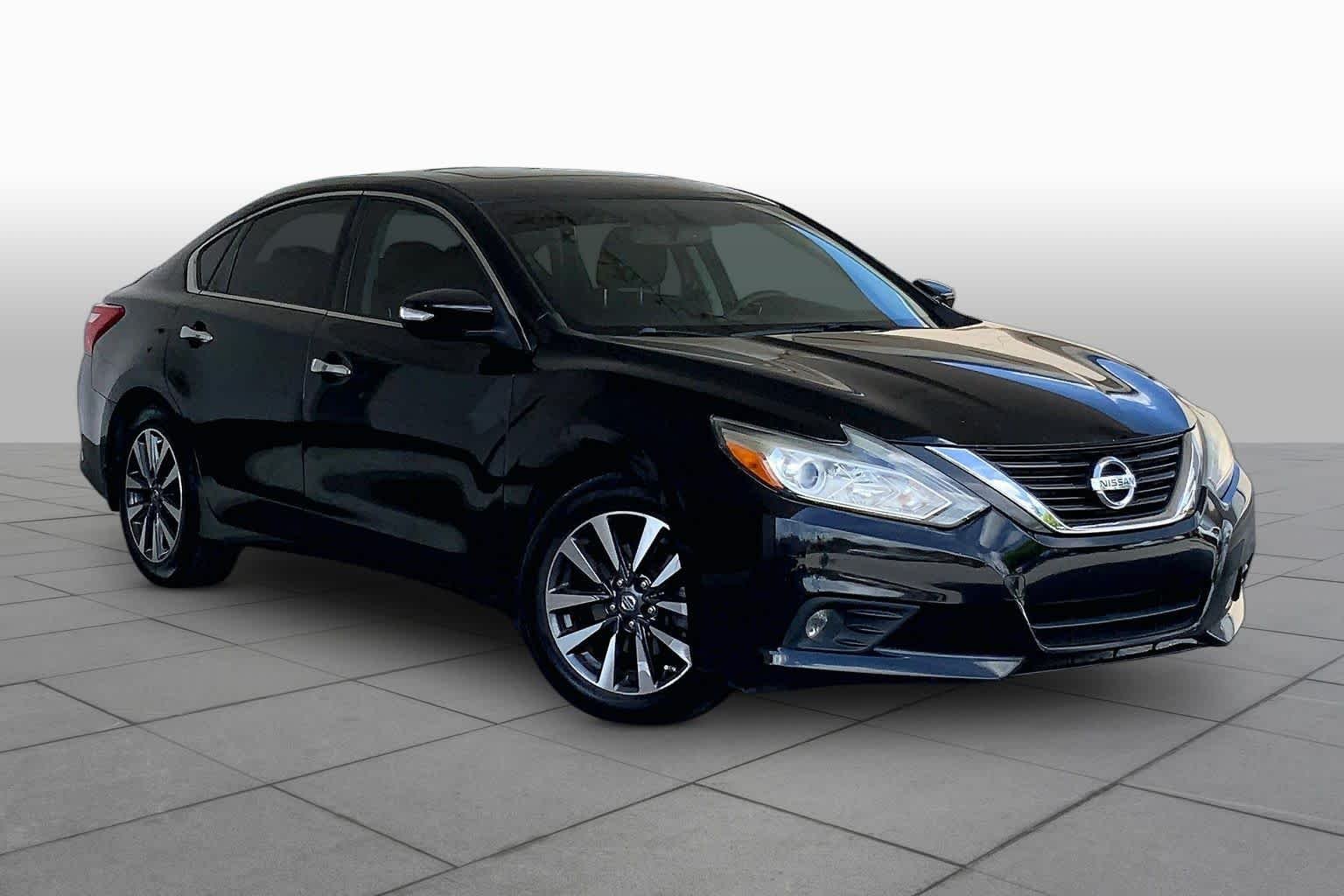 Used 2016 Super Black Nissan 2.5 SV image 3