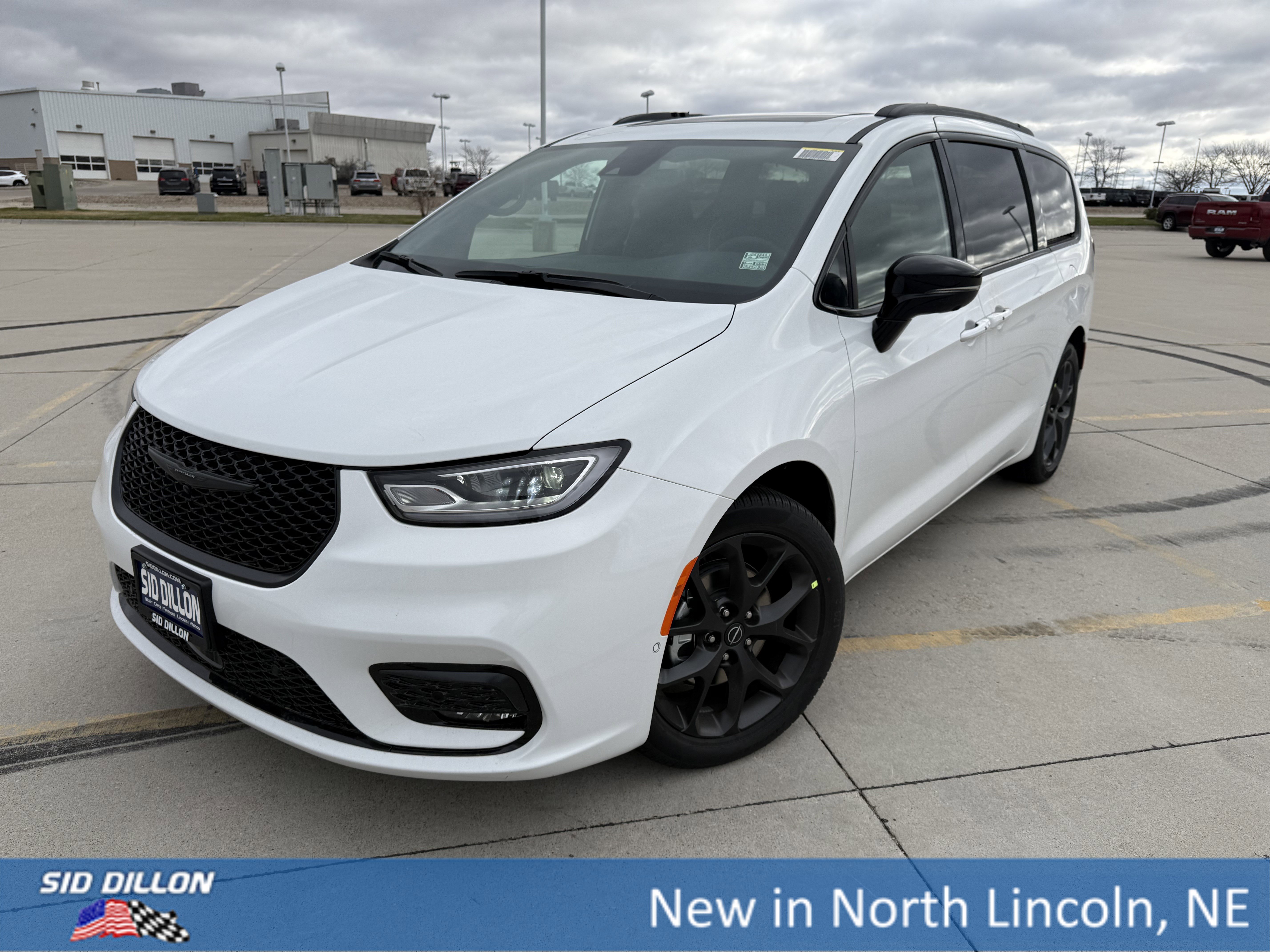 2026 Chrysler Pacifica Limited's photo