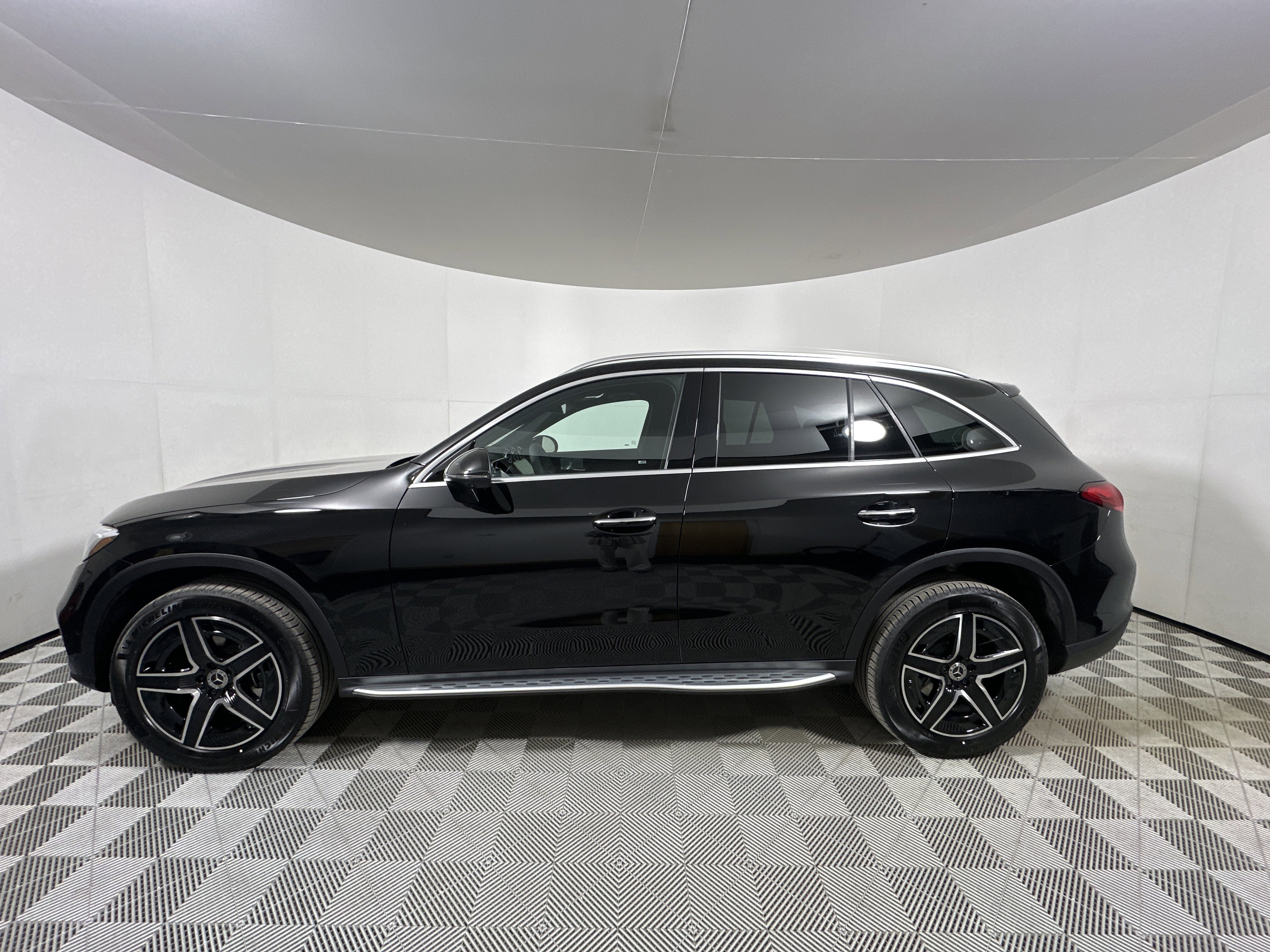 New 2026 Obsidian Black Metallic Mercedes-Benz GLC 300 image 30