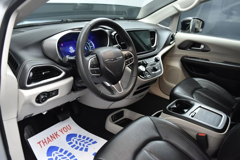 Used 2024 Silver Chrysler Select image 19