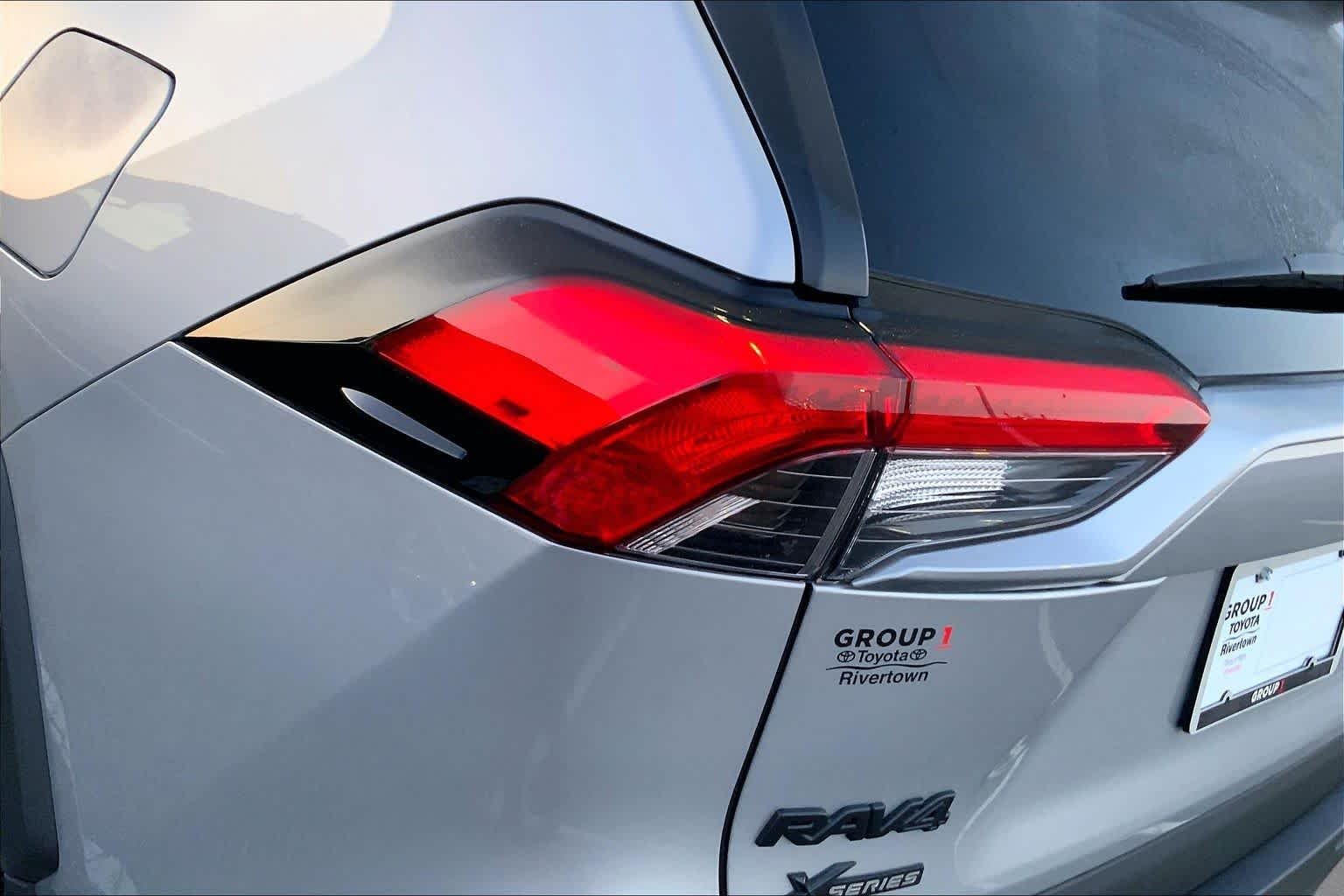 Used 2025 Silver Sky Metallic Toyota XLE image 27