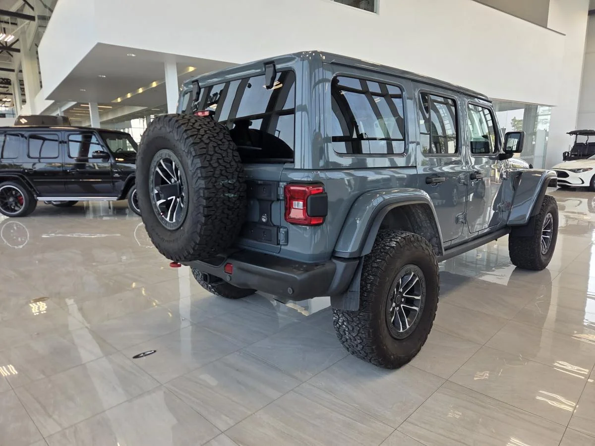 Used 2024 Silver Jeep Rubicon X 4 portes 4x4 TOIT DUR CUIR SIEGES ET VOLANTS CHAUFFANTS CAMÉRA AIR BLUETOOTH image 6