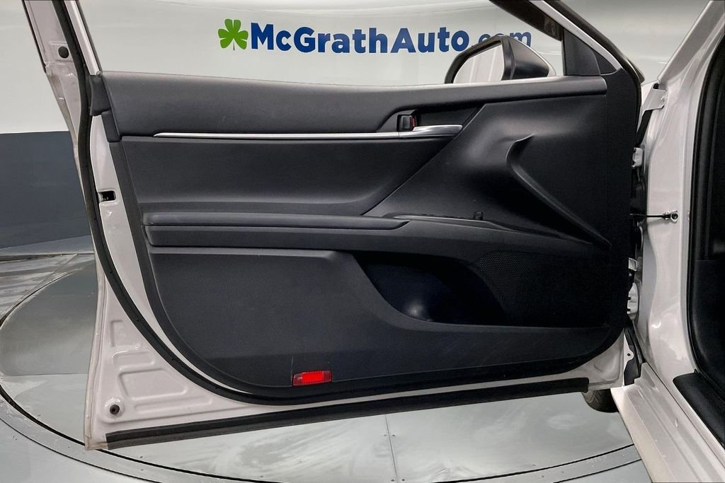 Used 2022 White Toyota LE image 27