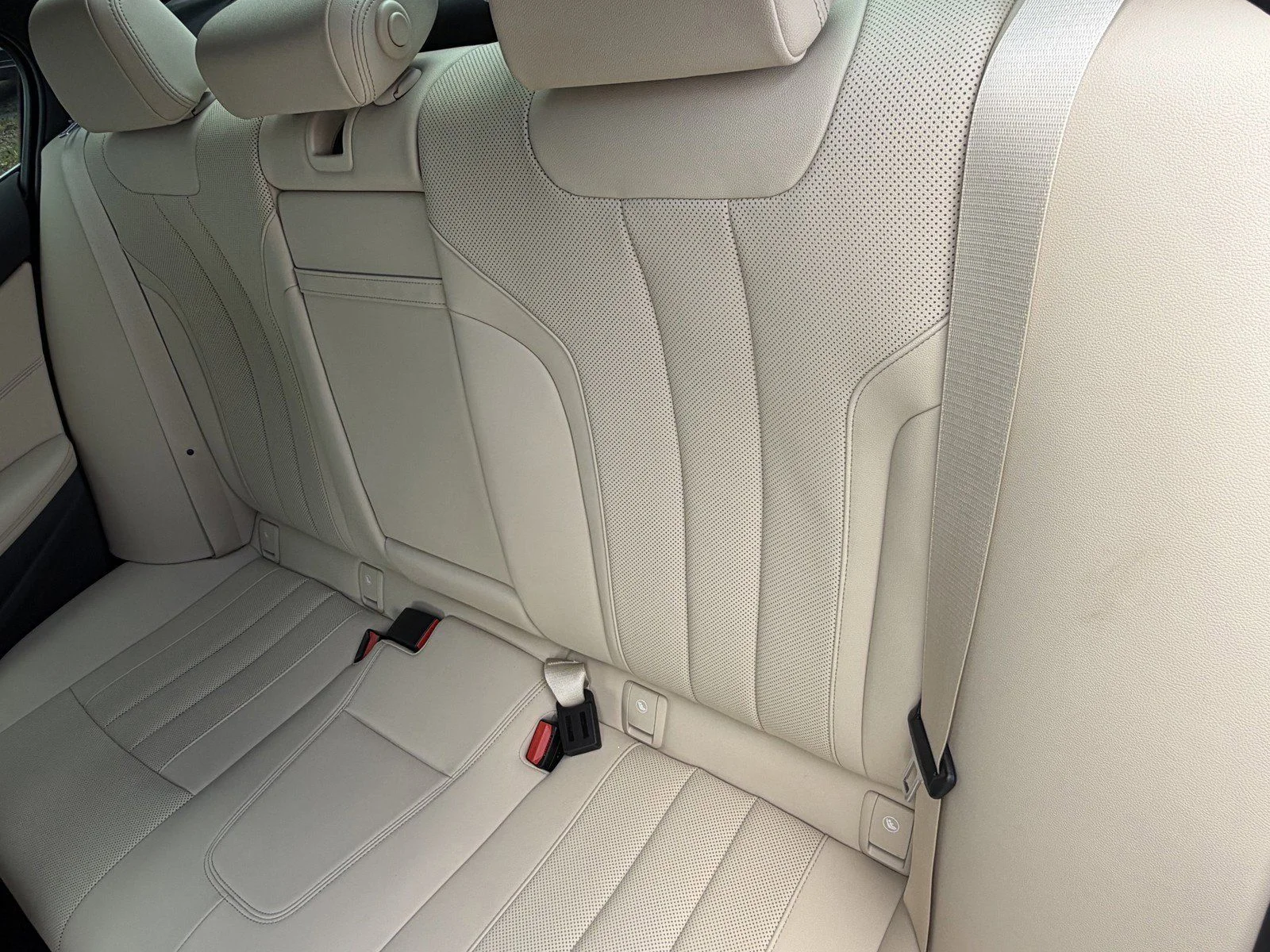 Certified Used 2023 Mineral White Metallic BMW 530e iPerformance image 19