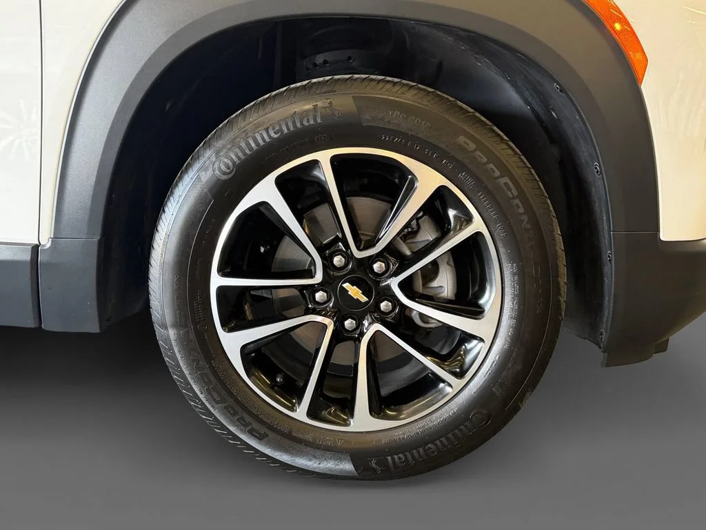 Used 2024 Summit White Chevrolet LT image 8