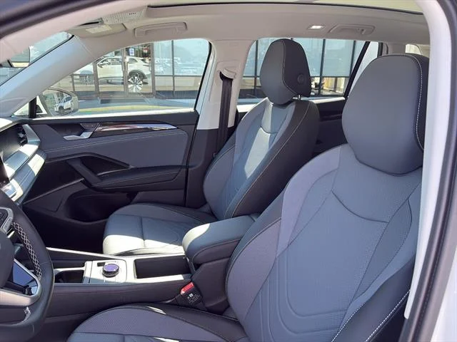 2025 Volkswagen Tiguan SE - Photo 14