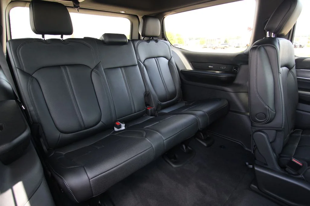 New 2026 Baltic-Gray Metallic Clear-Coat Exterior Paint Jeep Limited Altitude image 10