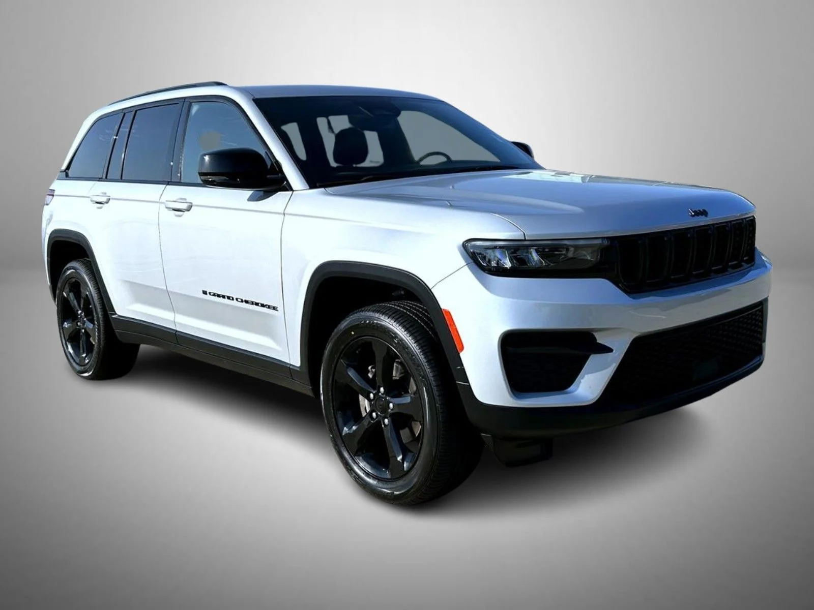Used 2023 Silver Jeep Altitude X image 3