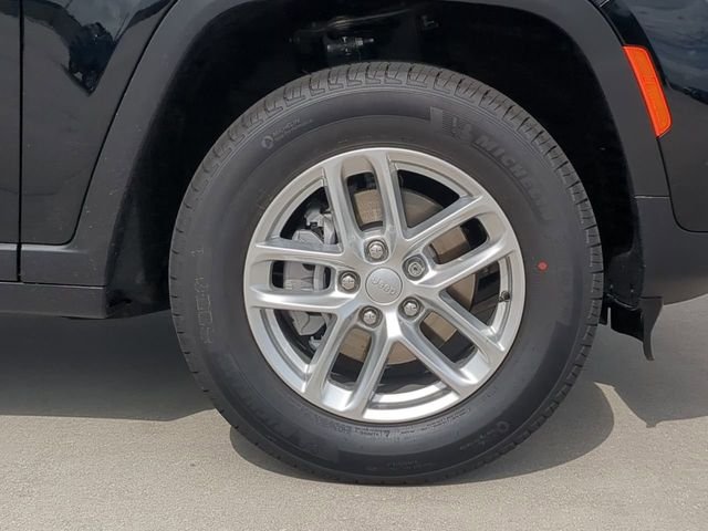New 2026 Diamond Black Crystal Pearl-Coat Exterior Paint Jeep Laredo image 11
