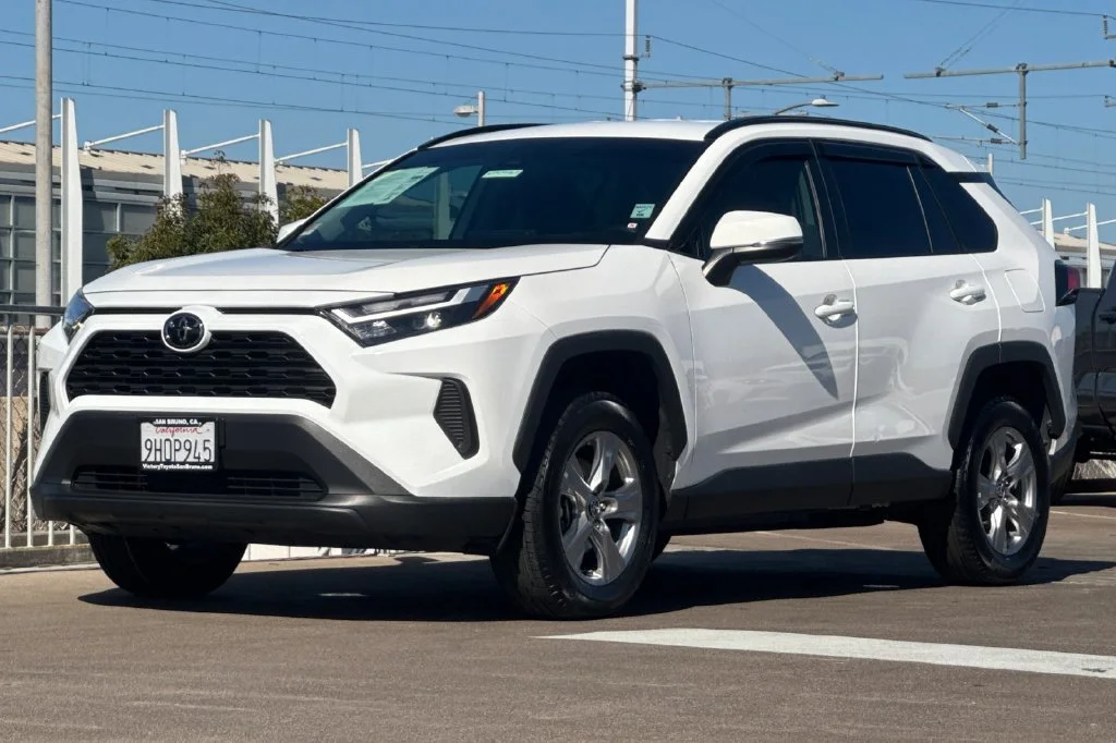 Used 2023 Ice Toyota XLE image 8